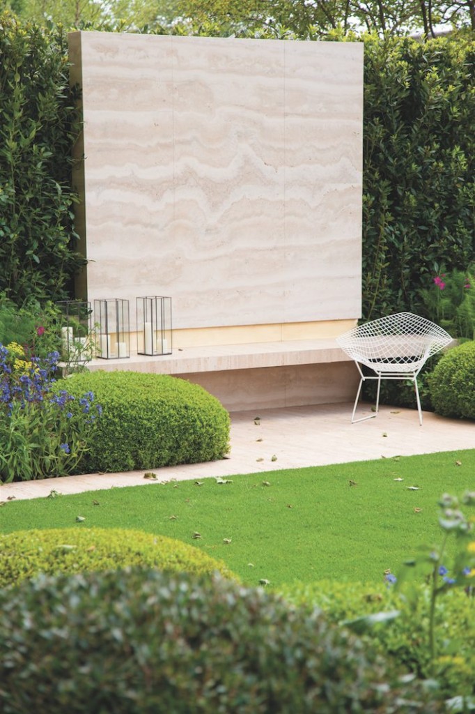 jardin avec décoration en marbre