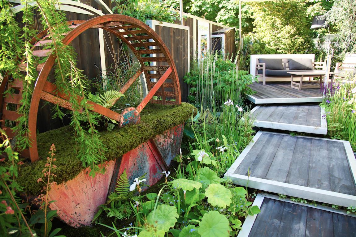 roue en fer forgé et allée