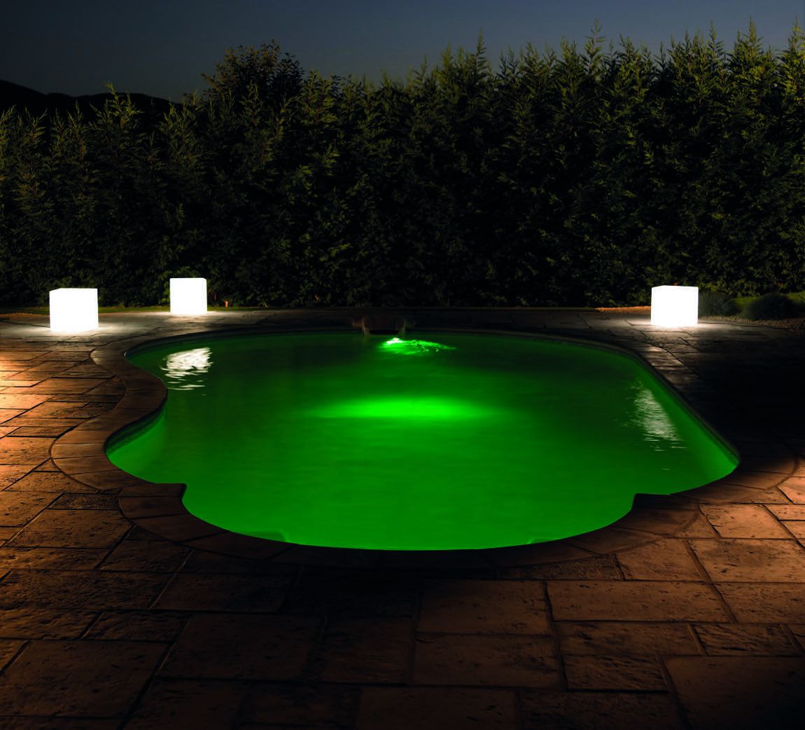 Piscine de luxe design nuit