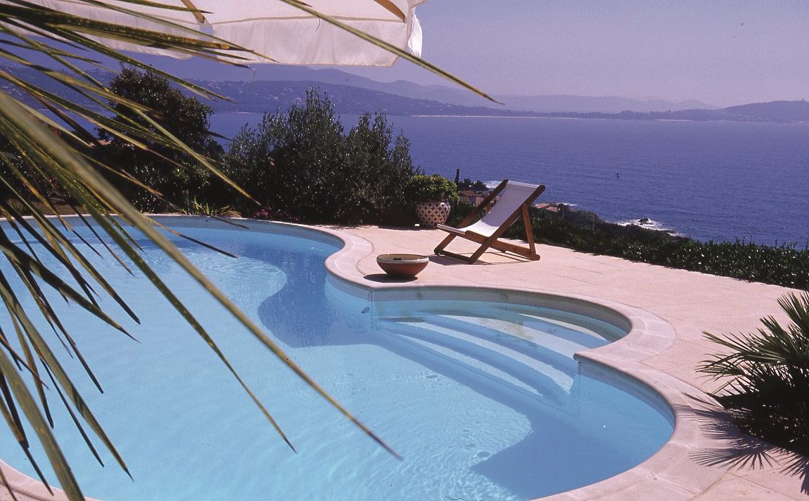 Piscine avec vue sur mer