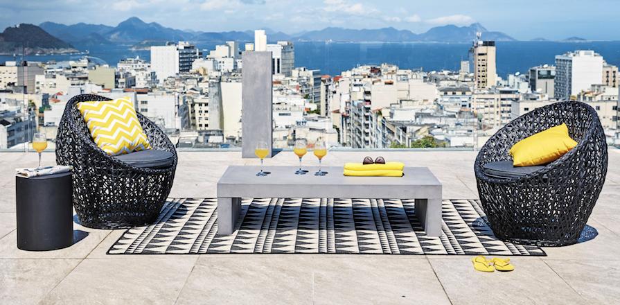 Table béton et accessoires jaune chez Maison du Monde Table béton et accessoires jaune chez Maison du Monde