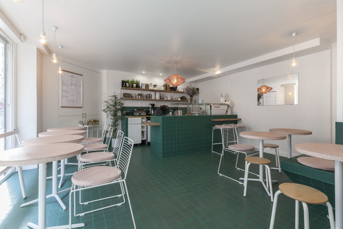 Vue complète du café fleurs Peonies