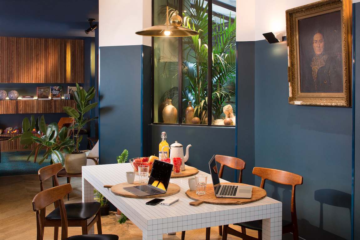 C.O.Q Hôtel réception mur bleu C.O.Q Hôtel réception