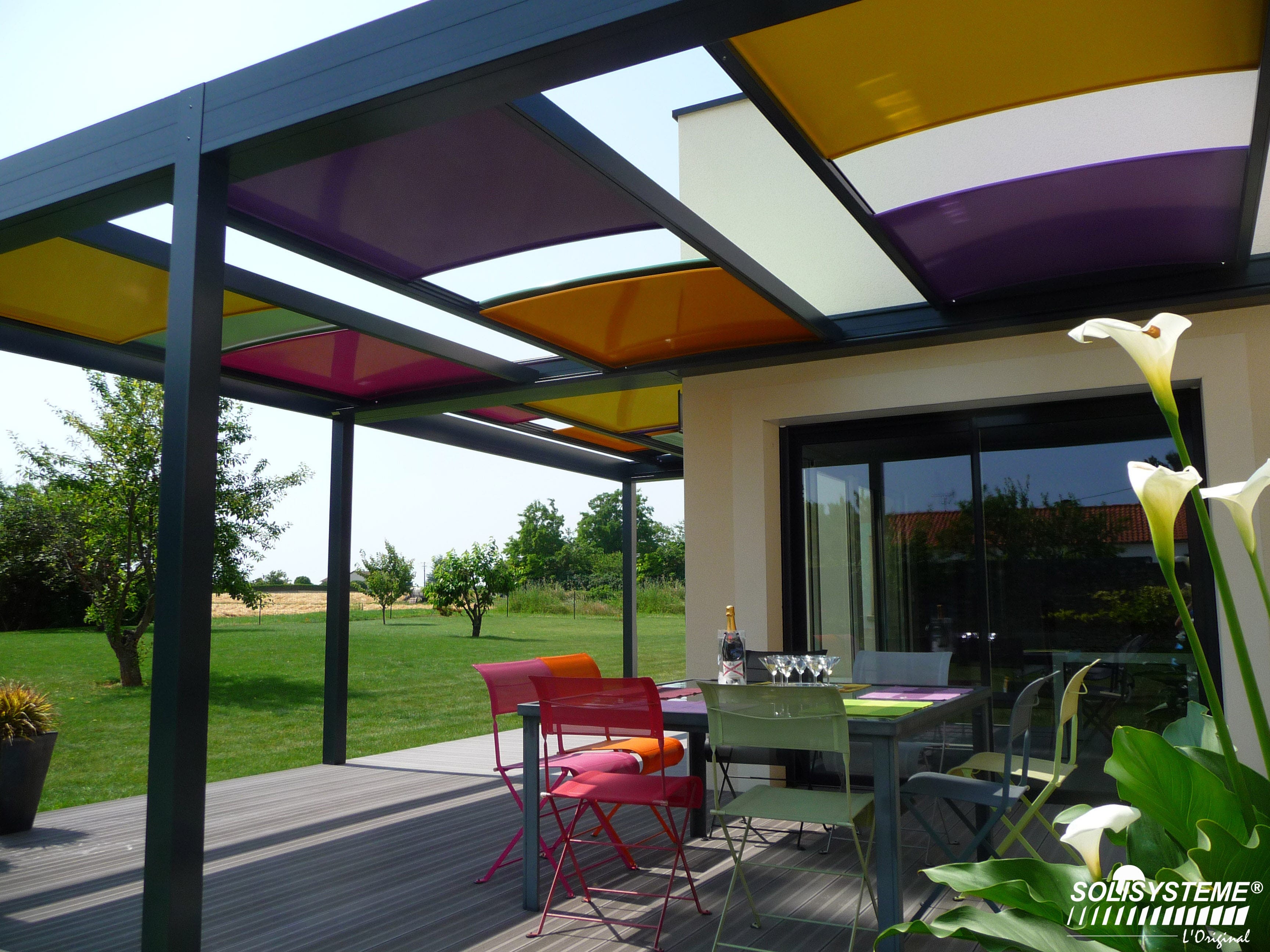 Parmi ses produits les plus originaux, SOLISYSTEME a développé la Pergola ARLEQUIN. Misant sur la couleur, ce principe exclusif à SOLISYSTEME se compose de panneaux et cadres coulissants, simples et ludiques, à personnaliser selon ses envies : en un instant, profitez du ciel ou fabriquez une couverture colorée en refermant le damier.