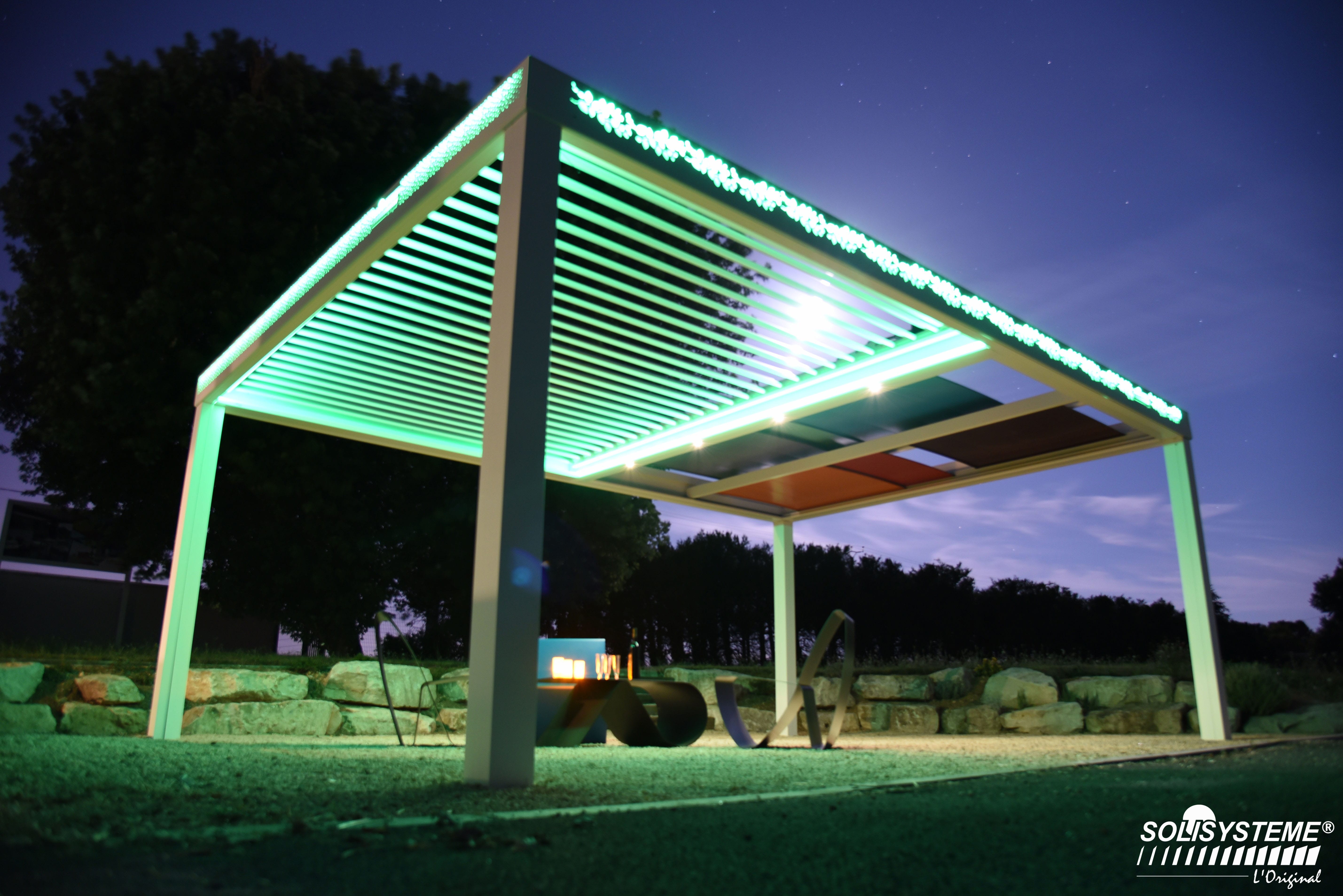 La Pergola ÉLÉGANCE aux lignes épurées et au design unique permet à ses utilisateurs de profiter des belles soirées, y compris en hiver, et d’une ambiance chaleureuse grâce à son éclairage led.