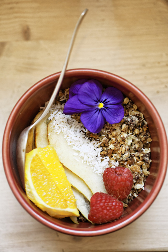 Bol de céréales, fruits et fleurs; recette de l'Abattoir végétal, Paris