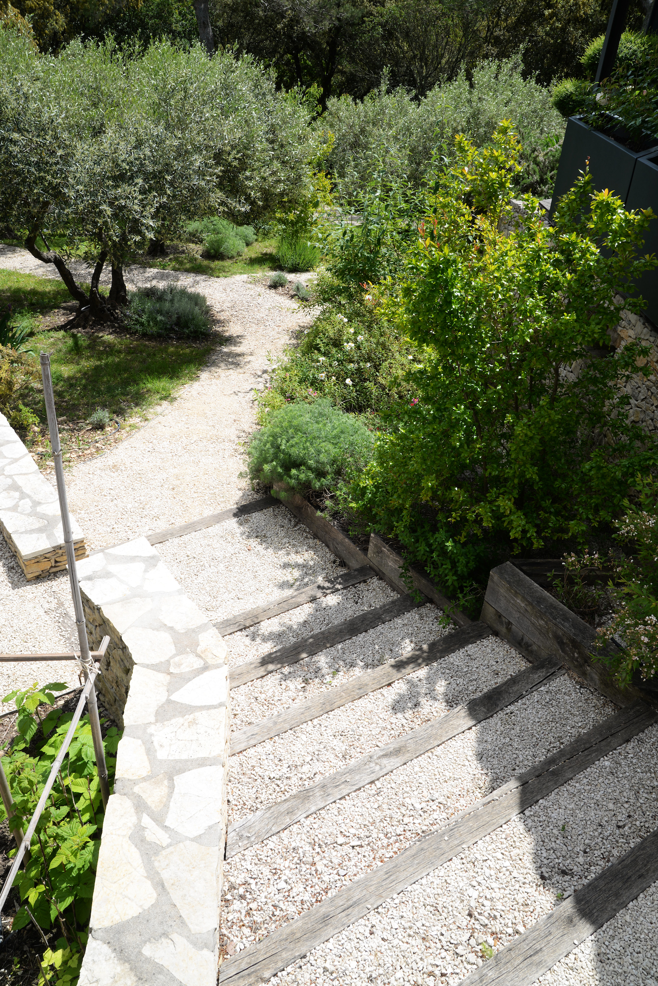 Escalier circulaire conduisant aux jardins en contrebas ; Frédéric Trifilio, Jardin des Arcades