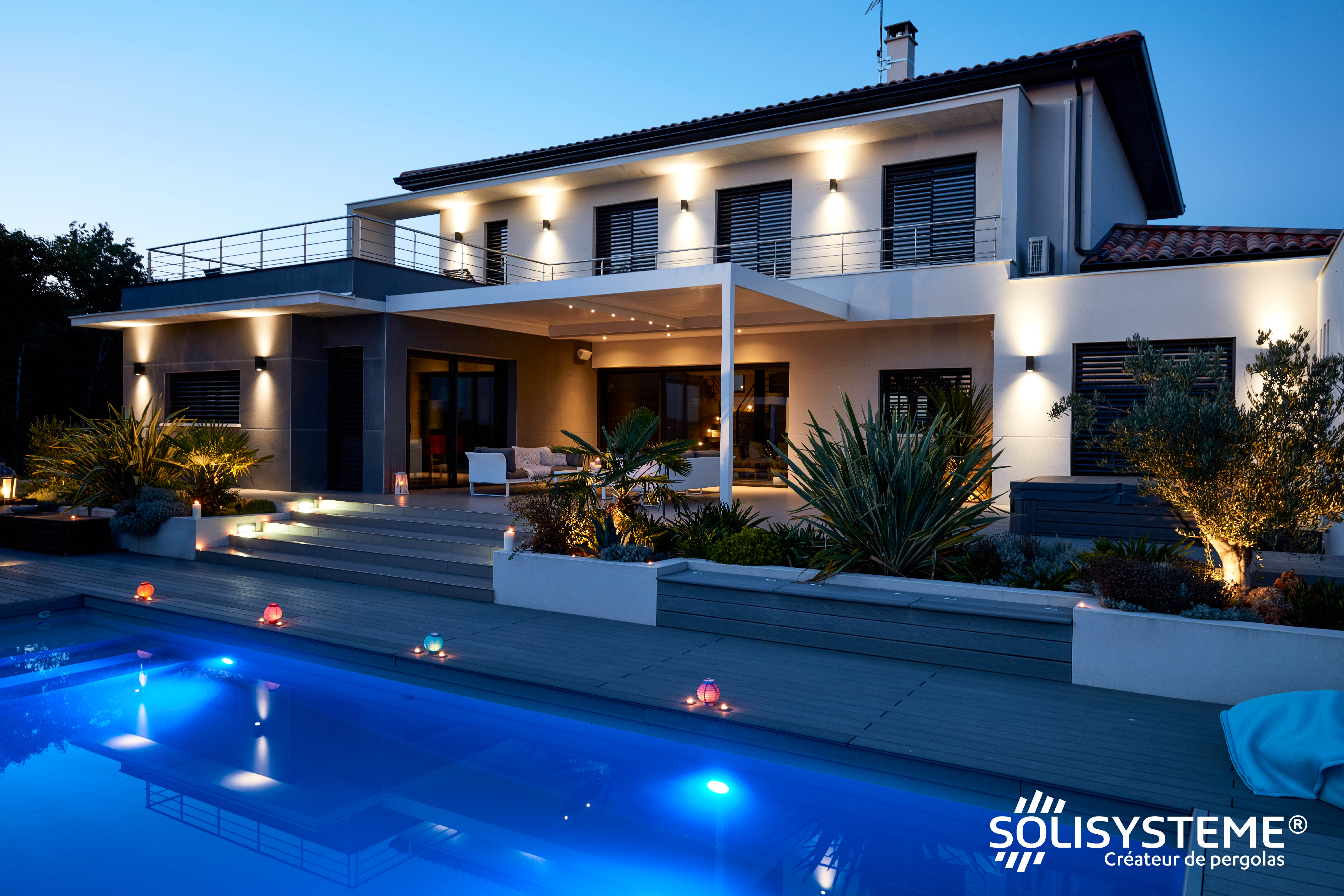 SOLISYSTEME Pergola BIOCLIMATIQUE : La structure se fond naturellement dans l'architecture de la maison, l'éclairage led assurant une utilisation de nuit. © Alain Potignon