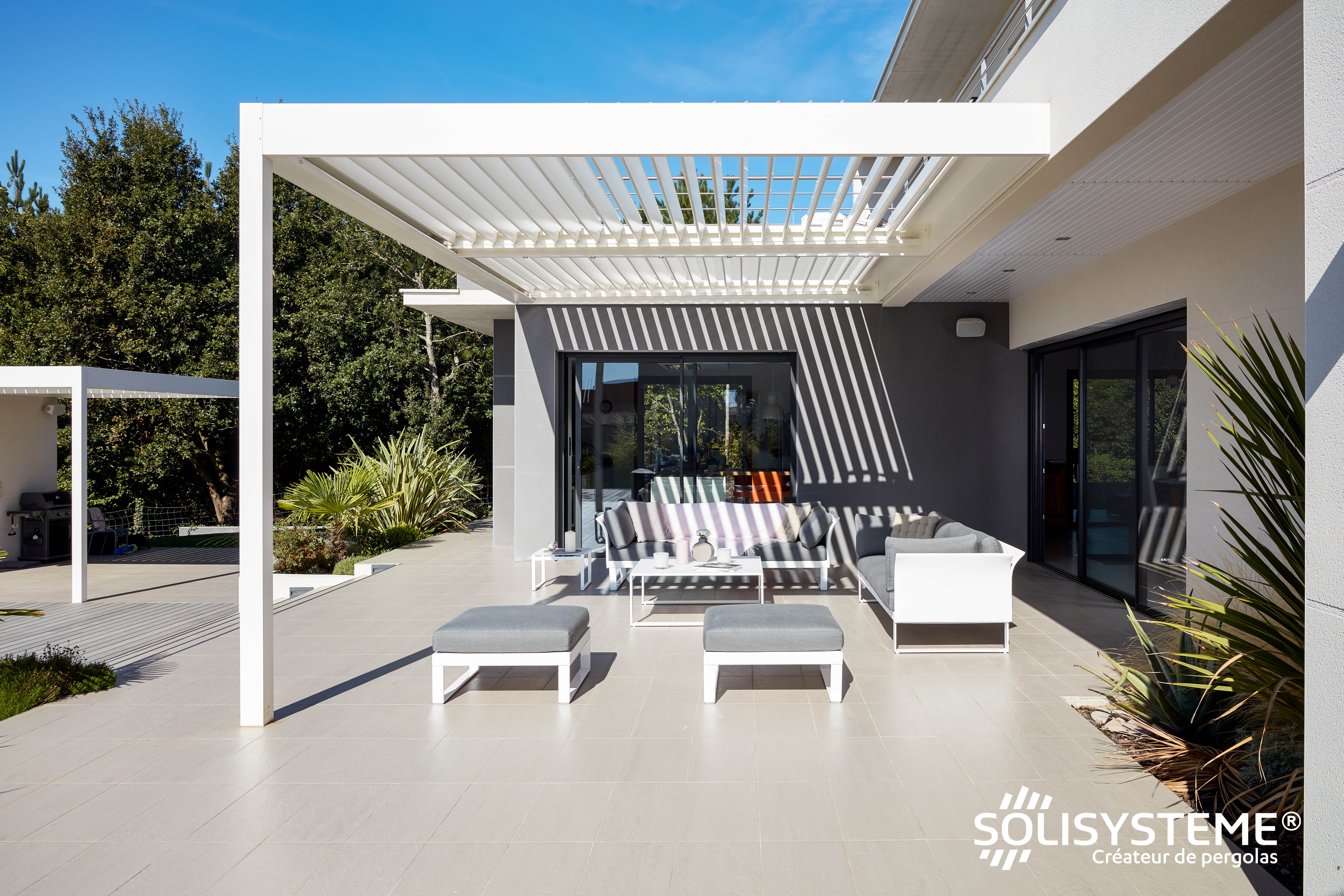SOLISYSTEME Pergola BIOCLIMATIQUE : la possibilité de gérer à la demande l'ombre et la lumière.